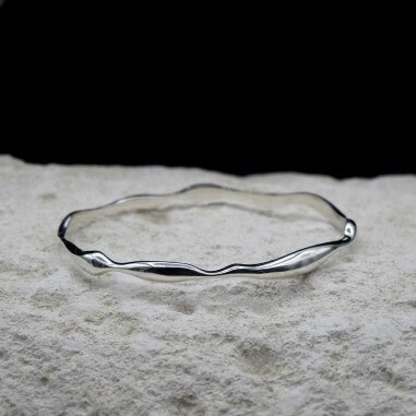 Photo sur une pierre blanche du jonc en argent Hallo-S.