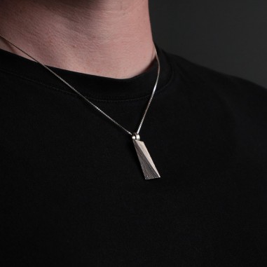 Photo portée du collier diamant homme modèle Tunsgtène-S vue de trois quart.