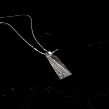 Photo mood sur fond noir du collier diamant homme modèle Tunsgtène-S.