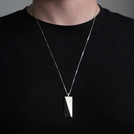 Photo portée sur un homme du collier diamant homme modèle Tungstène-l vue de devant.