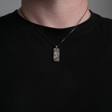 Photo portée sur un homme du collier diamant homme modèle Hypérion S vue de devant.