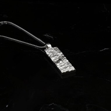Photo sur marbre noir du collier diamant homme modèle Hypérion-S en argent finition polie.