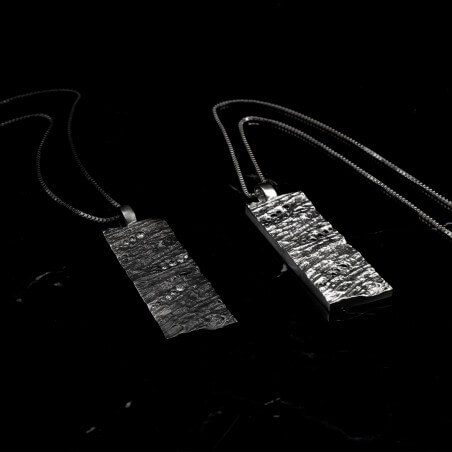 Photo sur marbre noir de deux  collier diamant homme modèle Hypérion-L avec les deux finitions de l'argent.