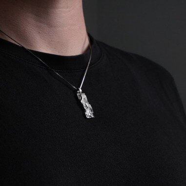 Photo portée sur un homme du collier diamant homme modèle A76-S finition vieillie.