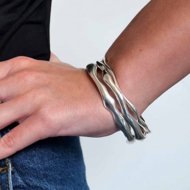 Photo portée sur une femme des joncs en argent modèle Halo.