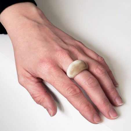 Photo portée de la bague jonc en corne claire modèle S .