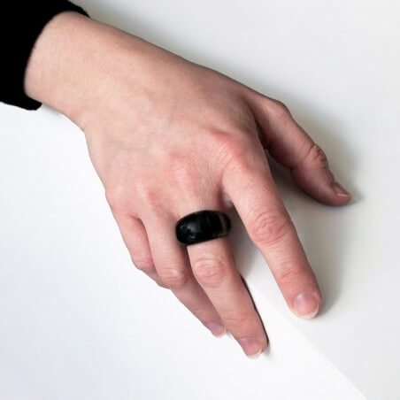 Photo portée de la bague jonc en corne foncée modèle S.