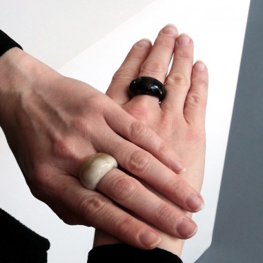 Photo portée sur une femme de la bague jonc en corne foncée modèle S.