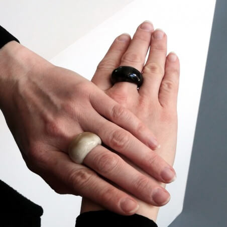 Photo portée sur une femme de la bague jonc en corne foncée modèle S.