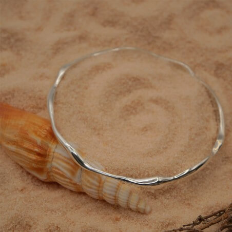 Photo mood dans le sable du jonc en argent modèle Halo taille S.