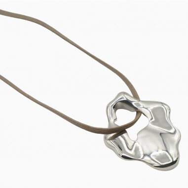 Photo sur fond blanc du collier sautoir modèle Halo vue de dessus.