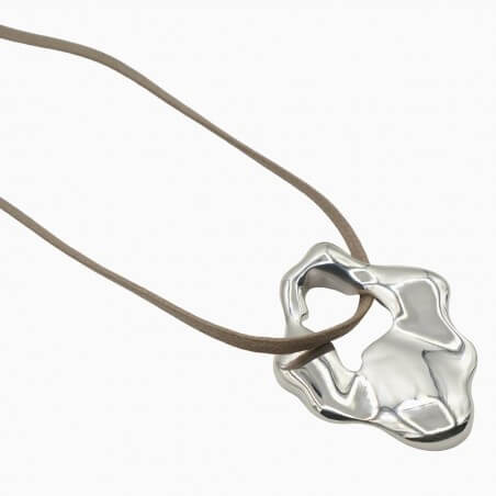 Photo sur fond blanc du collier sautoir modèle Halo vue de dessus.