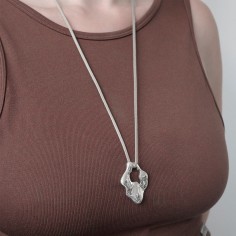 Photo sur fond blanc du collier sautoir modèle Halo vue de dessus. 2