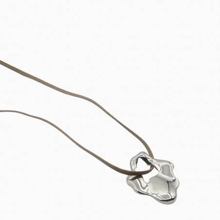 Photo sur fond blanc du collier sautoir modèle Halo vue de trois quart.