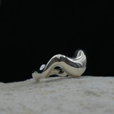 Photo mood sur une pierre blanche de la bague vague Halo vue de profil.