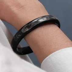 Photo sur fond blanc du jonc en corne foncée 10 mm vue plongeant. 2