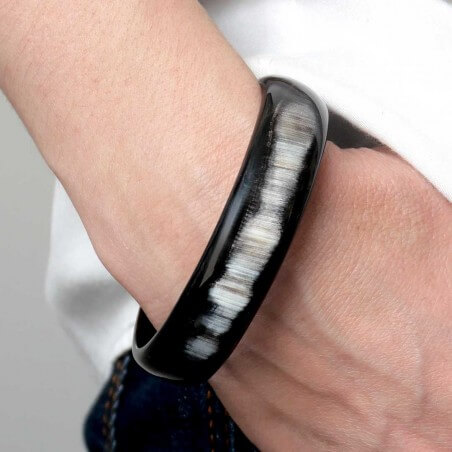 Zoom photo portée du jonc en corne foncée 15 mm.