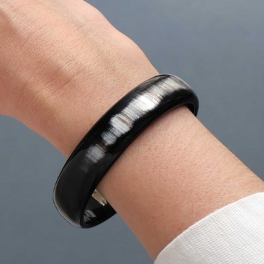 Photo portée du jonc en corne foncée 15 mm.