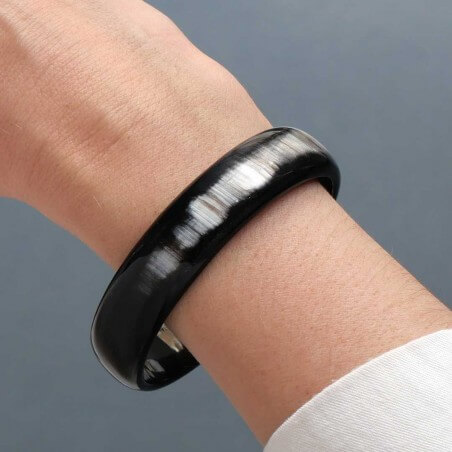 Photo portée du jonc en corne foncée 15 mm.