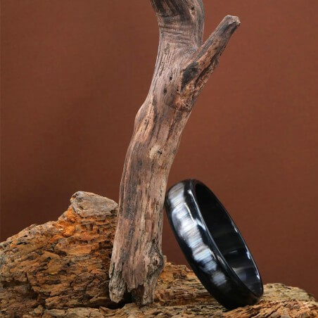 Photo mood sur branche de bois du jonc en corne foncée 15 mm.