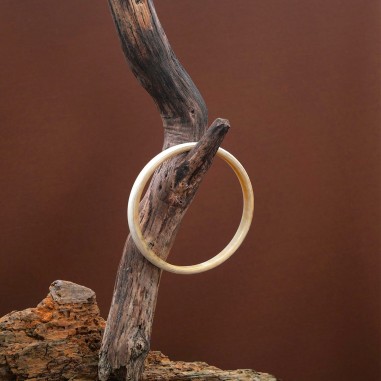 Photo mood sur une branche de bois du jonc en corne claire 5 mm.