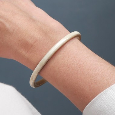 Photo portée du jonc en corne claire 5 mm.