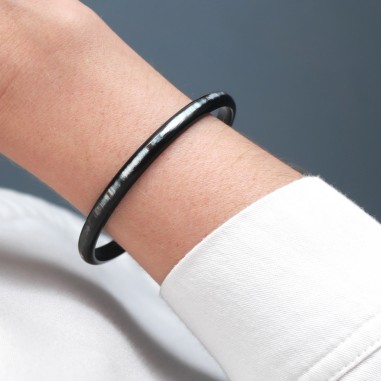 Photo portée du jonc en corne foncée 5 mm.