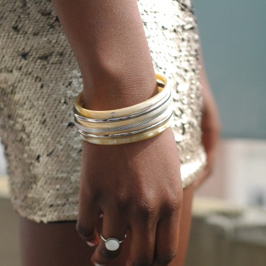 Photo portée par une femme en soirée du semainier en corne.