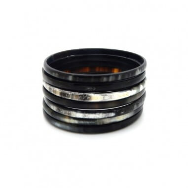 Photo sur fond blanc du semainier en corne foncée empilée.