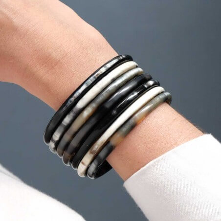 Photo portée du semainier en corne foncée.