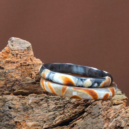 Photo du jonc en corne 10 mm sur une branche de bois.