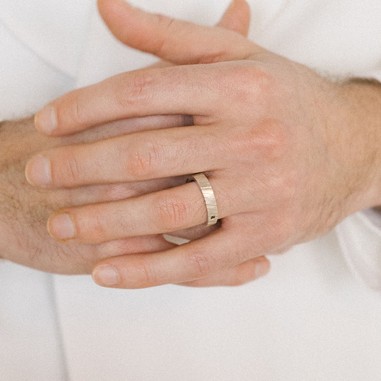 Photo portée de l'alliance homme avec diamant modèle tungstène.