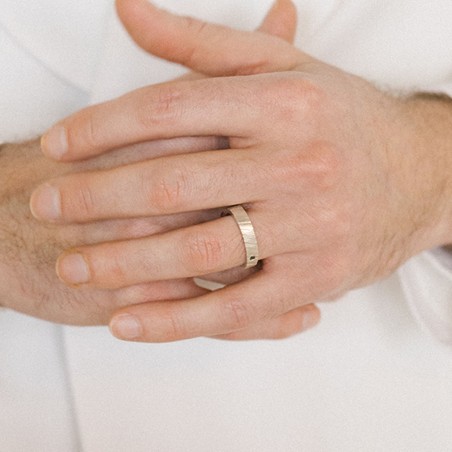 Photo portée de l'alliance homme avec diamant modèle tungstène.