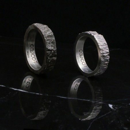 Photo sur fond marbre noir de l’alliance originale homme modèle Hyperion L.