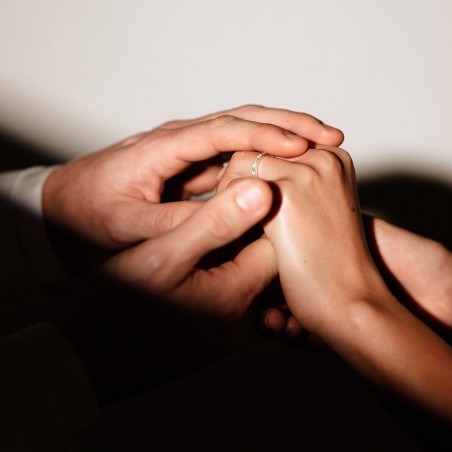 Photo des mains d’un couple qui porte l’alliance originale en argent modèle A76 M.