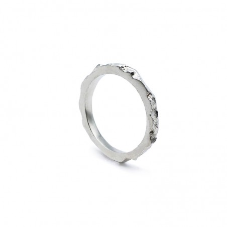 Photo sur fond blanc de l’alliance originale en argent modèle A76 M vue de trois quart.