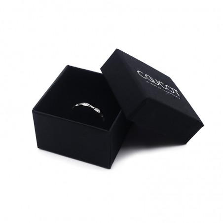 Photo sur fond blanc de l’alliance originale en argent modèle A76 M vue dans un écrin.