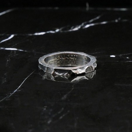 Photo sur fond marbre noir de l’alliance originale en argent modèle A76 M finition vieillie.