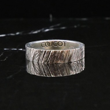 Photo sur fond marbre noir de l’alliance homme en argent modèle Tungstène finition polie.