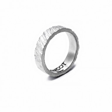 Photo sur fond blanc de l’alliance homme en argent modèle Tungstène finition polie vue de trois quart.