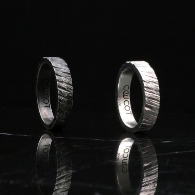 Photo sur fond marbre noir de l’alliance homme en argent modèle Tungstène.