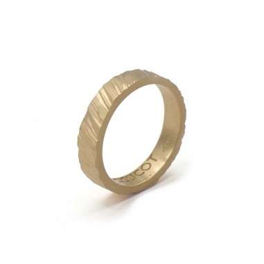Photo sur fond blanc de l’alliance homme en or jaune modèle Tungstène vue de trois quart.