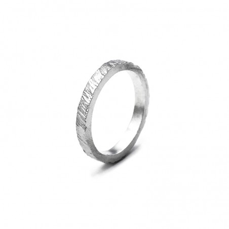 Photo sur fond blanc de l’alliance originale en argent modèle Tungstène vue de trois quart.