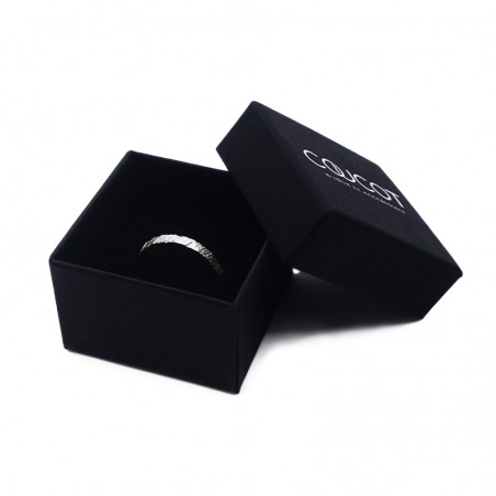 Photo sur fond blanc de l’alliance originale en argent modèle Tungstène dans son écrin.