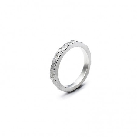 Photo sur fond blanc de l’alliance originale en argent modèle Hypérion vue de trois quart.