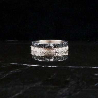 Photo sur fond marbre noir de l’alliance originale en argent modèle Hypérion.