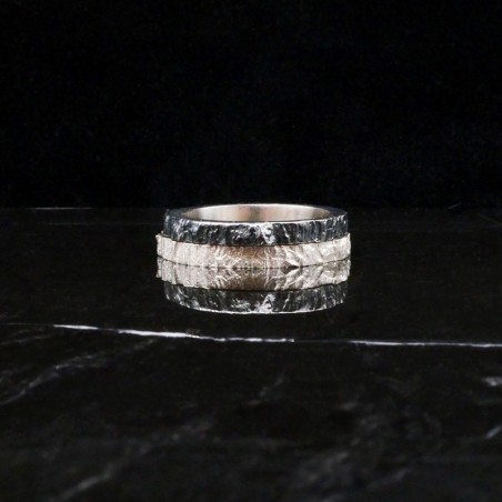 Photo sur fond marbre noir de l’alliance originale en argent modèle Hypérion.