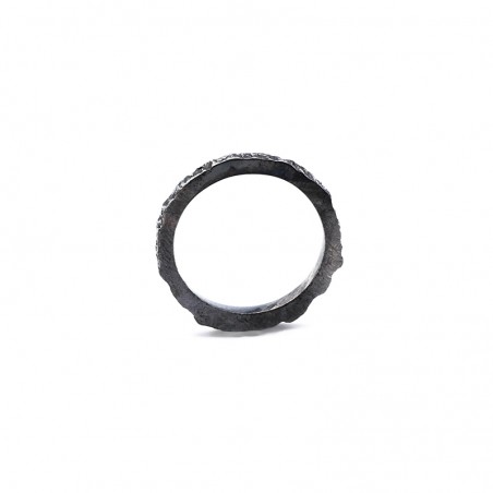 Photo sur fond blanc de l’alliance originale en argent modèle Hypérion finition vieillie  vue de côté.