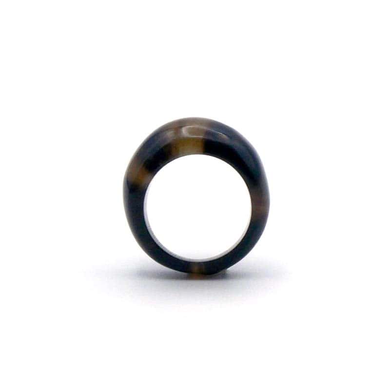 Photo sur fond blanc de la bague jonc en corne foncée modèle S vue de côté.