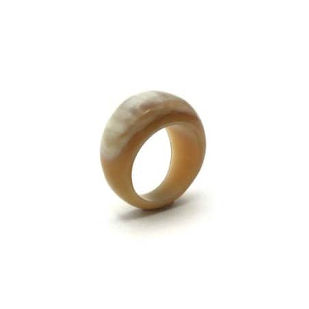 Photo sur fond blanc de la bague jonc en corne claire modèle S vue de trois quart.